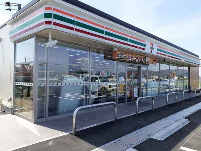近くのセブンイレブン芦刈インター店まで850m（徒歩11分）