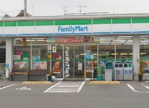 近くのファミリーマートまで250m(徒歩4分)