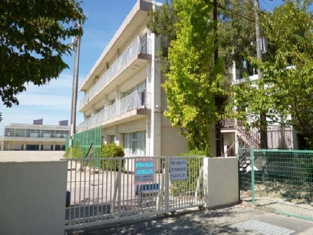近くの大治中学校まで750m(徒歩10分)