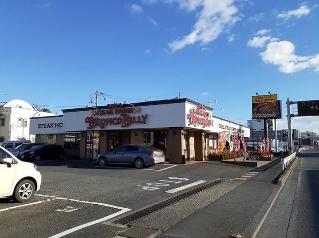 近くのブロンコビリー　上尾店まで450m（徒歩6分）