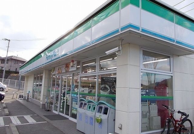 近くのファミリーマートまで300m（徒歩4分）