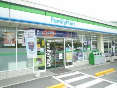 近くのファミリーマート岩国三笠町店まで450m（徒歩6分）