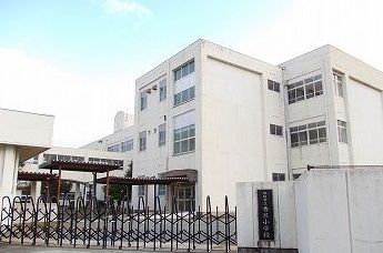 近くの姫路市立香呂小学校まで900m（徒歩12分）