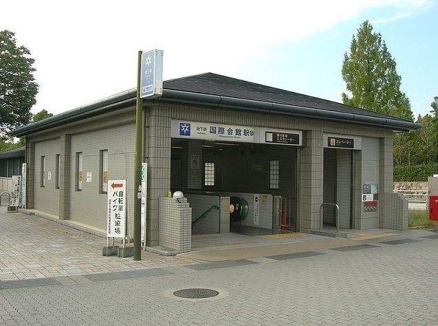 近くの国際会館駅まで1,800m（徒歩23分）