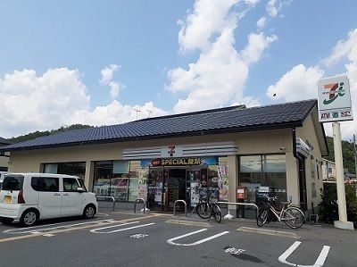 近くのセブンイレブン 京都岩倉幡枝店まで700m（徒歩9分）