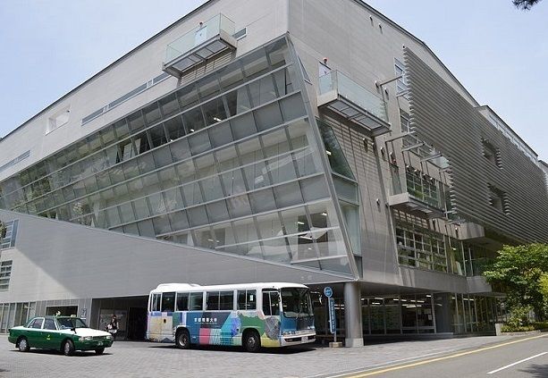 近くの京都精華大学まで700m（徒歩9分）