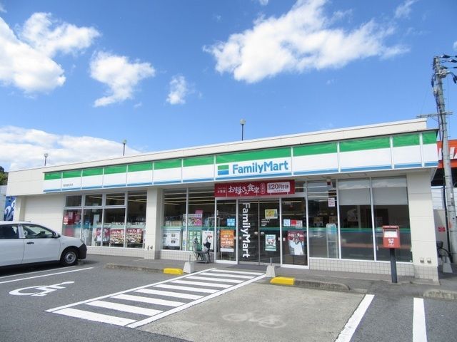 近くのファミリーマート豊岡昭和町店まで500m（徒歩7分）