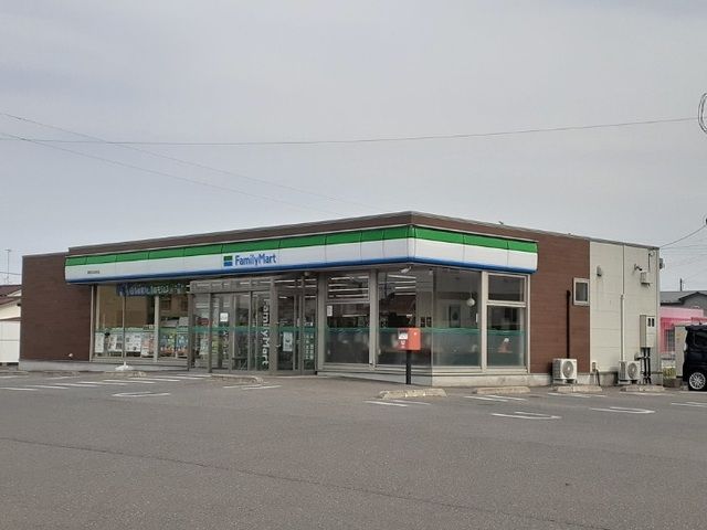 近くのファミリーマート原町日の出町店まで450m（徒歩6分）