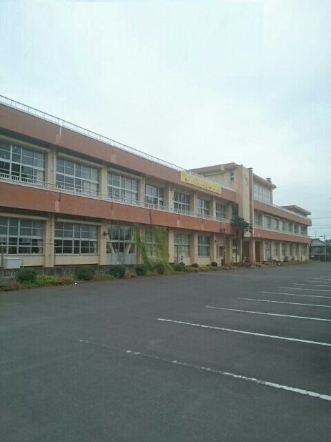 近くの湯江小学校まで1,367m（徒歩18分）