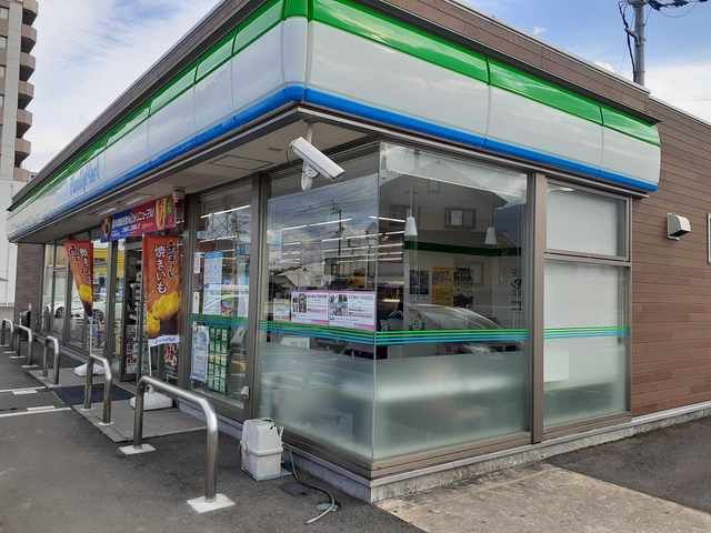 近くのファミリーマート新居浜萩生店まで850m（徒歩11分）