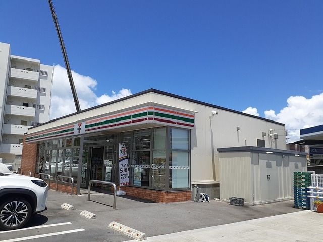 近くのセブンイレブンうるま塩屋店まで600m（徒歩8分）
