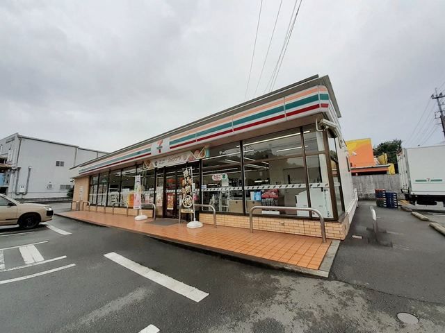 近くのコンビニまで1,100m（徒歩14分）
