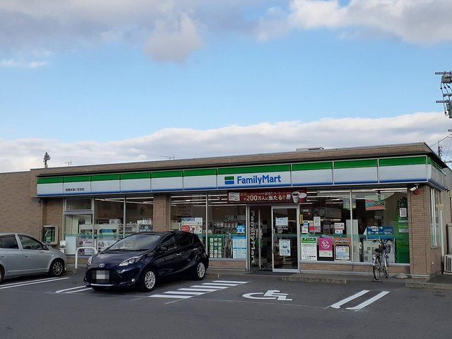 近くのファミリーマート 西尾米津八百まで450m（徒歩6分）