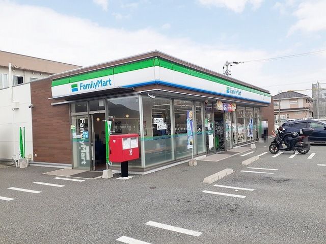 近くのファミリーマート上代店まで600m（徒歩8分）