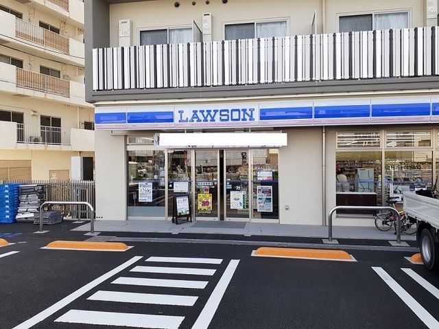 近くのコンビニまで300m（徒歩4分）