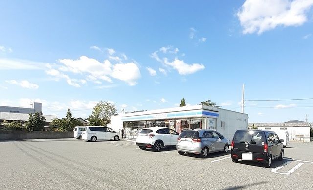 近くのコンビニまで600m（徒歩8分）