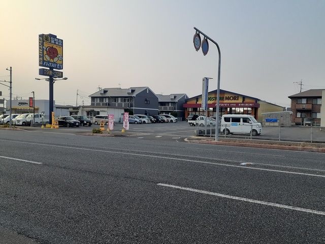 近くのドラッグストアモリ大村店まで516m(徒歩7分)