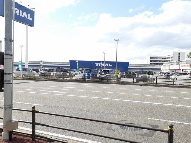 近くのトライアル大村店まで932m（徒歩12分）