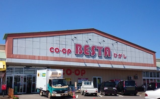 近くのCOOP BESTAひがしまで1,100m（徒歩14分）