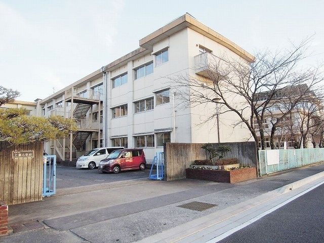 近くの小学校まで600m（徒歩8分）