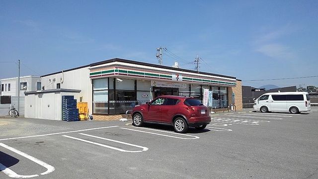 近くのコンビニまで700m（徒歩9分）