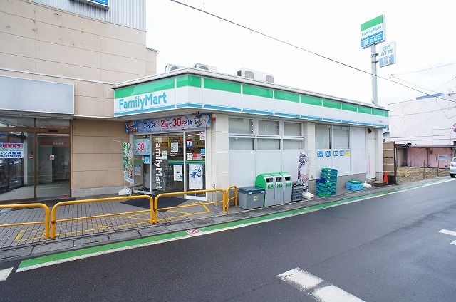 近くのファミリーマート 入曽駅前店まで750m（徒歩10分）