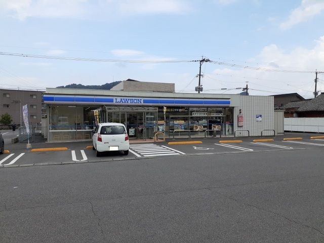 近くのローソン霧島隼人日当山店まで600m（徒歩8分）