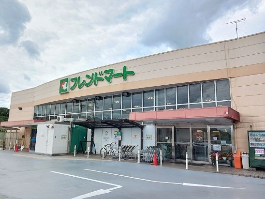 近くのフレンドマート雄琴駅前店まで1,400m(徒歩18分)