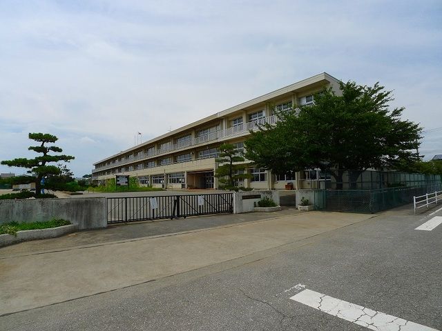 近くの市立東南小学校まで700m(徒歩9分)