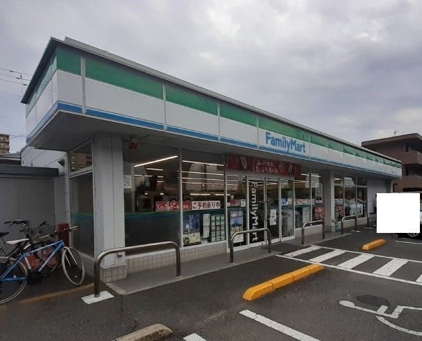 近くのファミリーマートさんまで450m（徒歩6分）