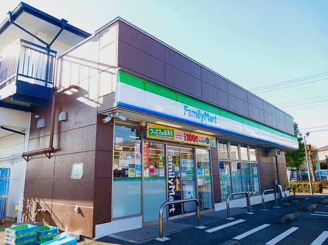 近くのファミリーマート富士増川新町店まで750m（徒歩10分）