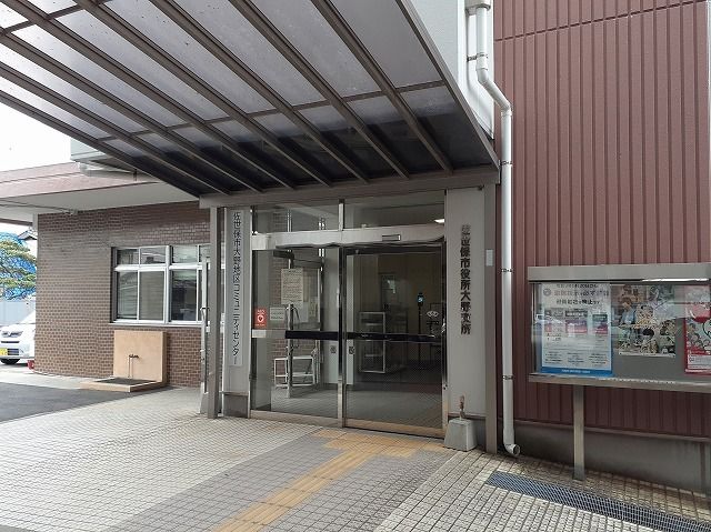 近くの役所まで700m（徒歩9分）