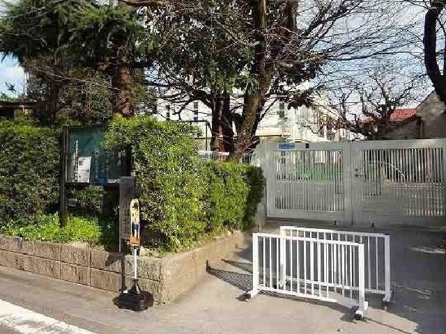 近くの小城幼稚園まで1,300m(徒歩17分)