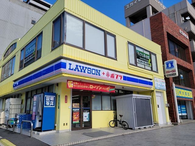 近くのコンビニまで700m（徒歩9分）