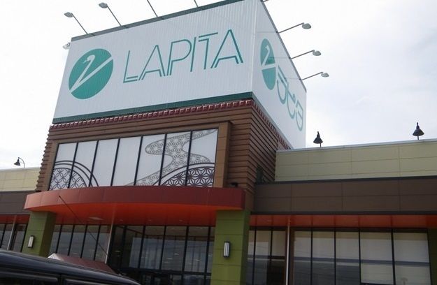 近くのラピタはまやま店まで1,300m（徒歩17分）