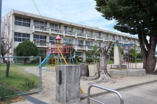 近くの伏見小学校まで400m(徒歩5分)