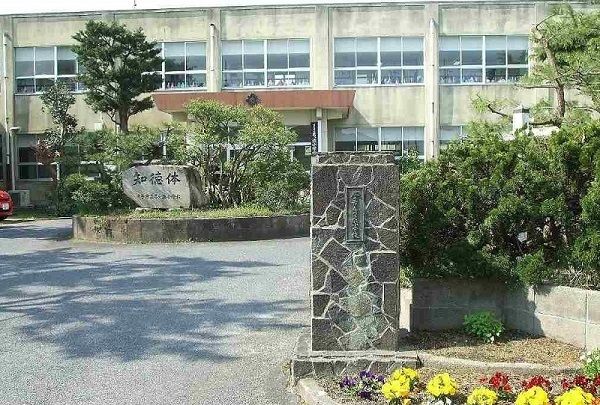 近くの弓ヶ浜小学校まで450m（徒歩6分）