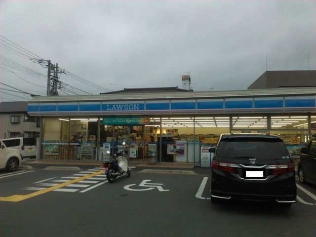 近くのローソン小川町大塚店まで500m（徒歩7分）