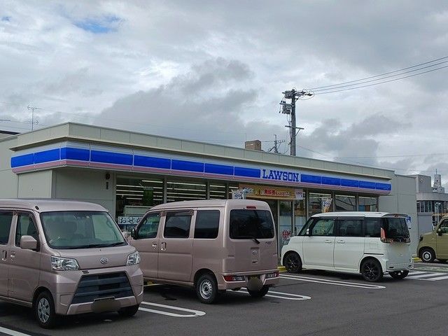 近くのローソン四日市中央通り店まで228m（徒歩3分）