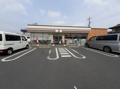 近くのセブンイレブン大間々諸町店まで730m（徒歩10分）
