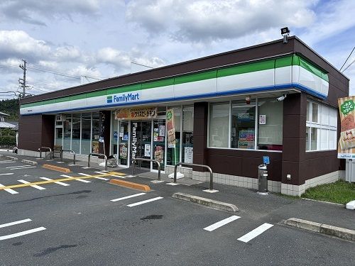 近くのファミリーマート南丹園部内林町まで354m(徒歩5分)