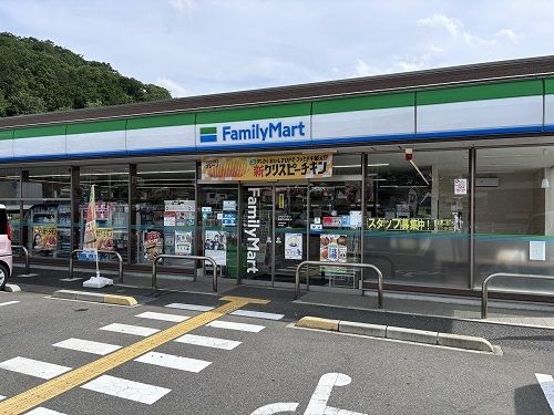 近くのファミリーマート南丹園部内林町まで241m（徒歩4分）