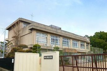 近くの勝原小学校まで650m（徒歩9分）