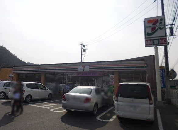 近くのコンビニまで240m（徒歩3分）