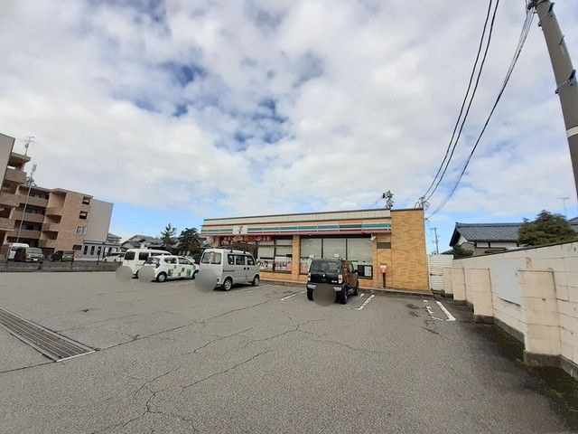 近くのセブンイレブン新潟曽川店まで856m（徒歩11分）