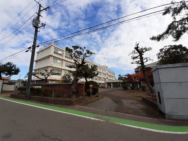 近くの曽野木小学校まで628m（徒歩8分）
