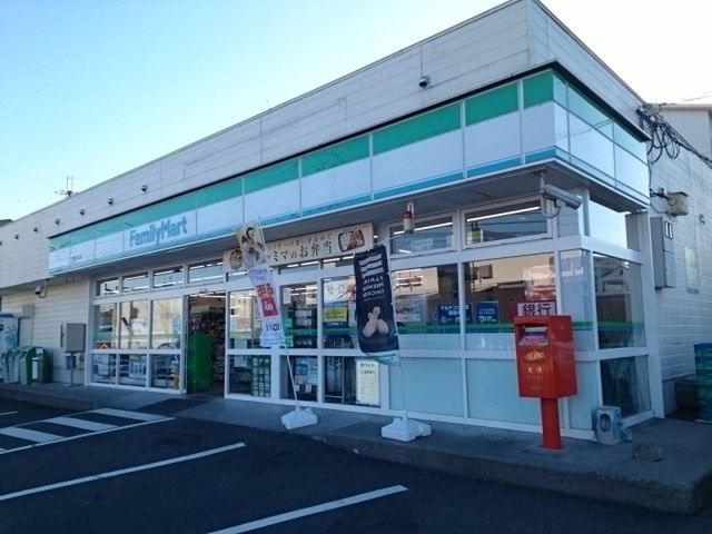 近くのファミリーマート草津笠山店まで120m（徒歩2分）