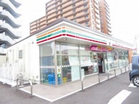 近くのコンビニまで650m（徒歩9分）