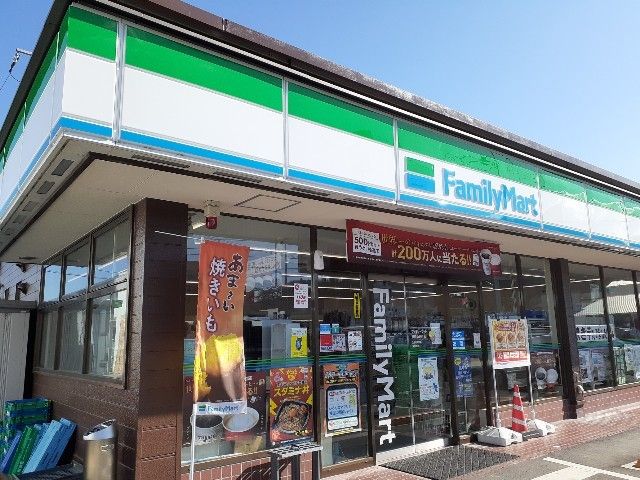 近くのファミリーマート石原町店まで500m（徒歩7分）