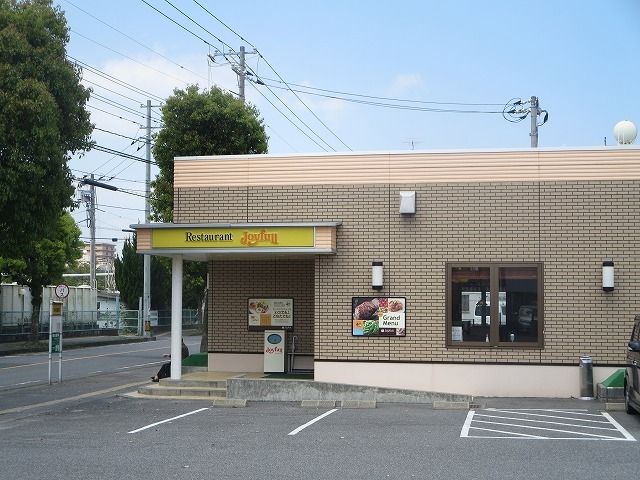 近くの飲食店まで1,600m（徒歩20分）